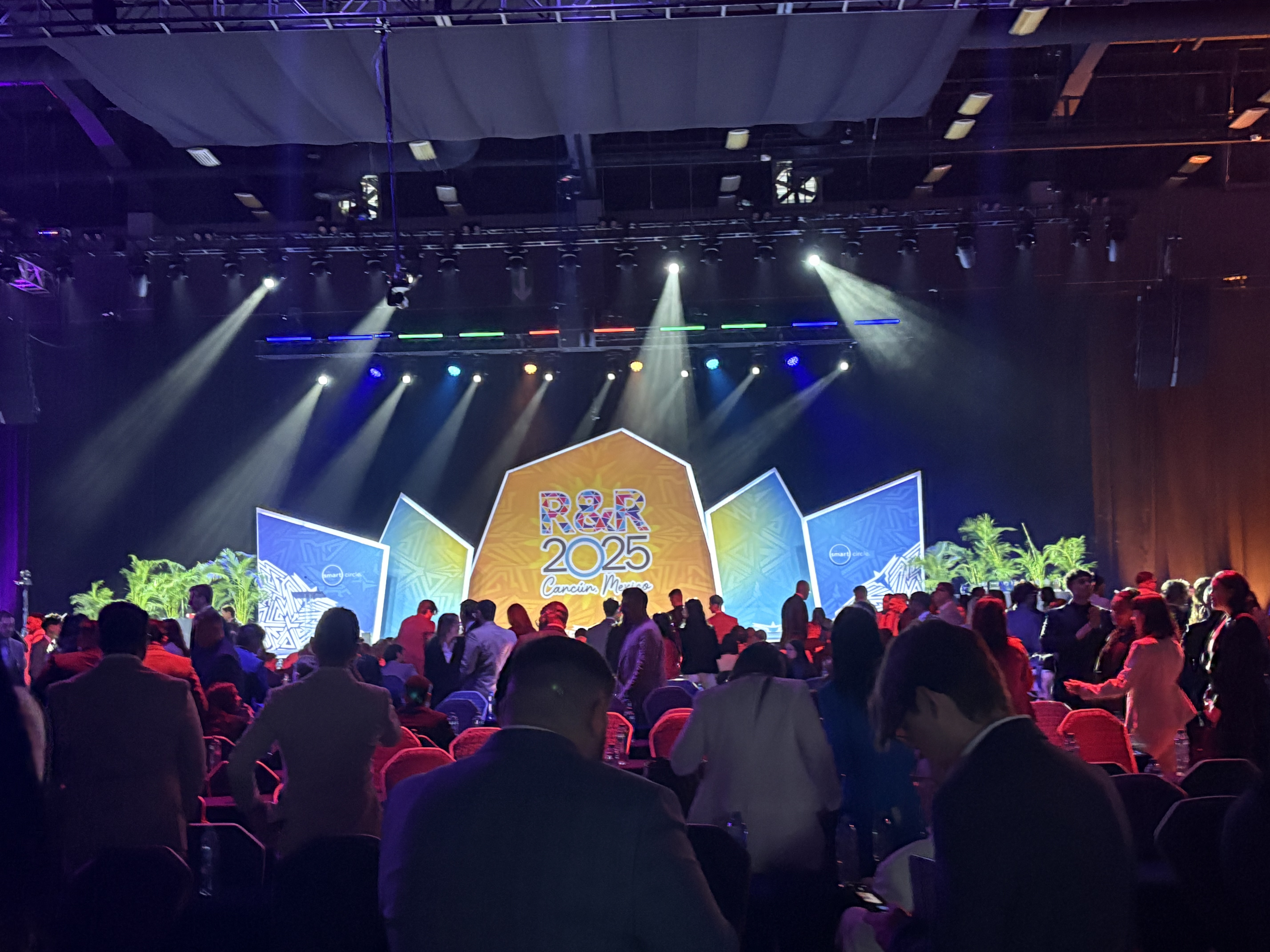 R&R 2025 Cancún award ceremony stage
