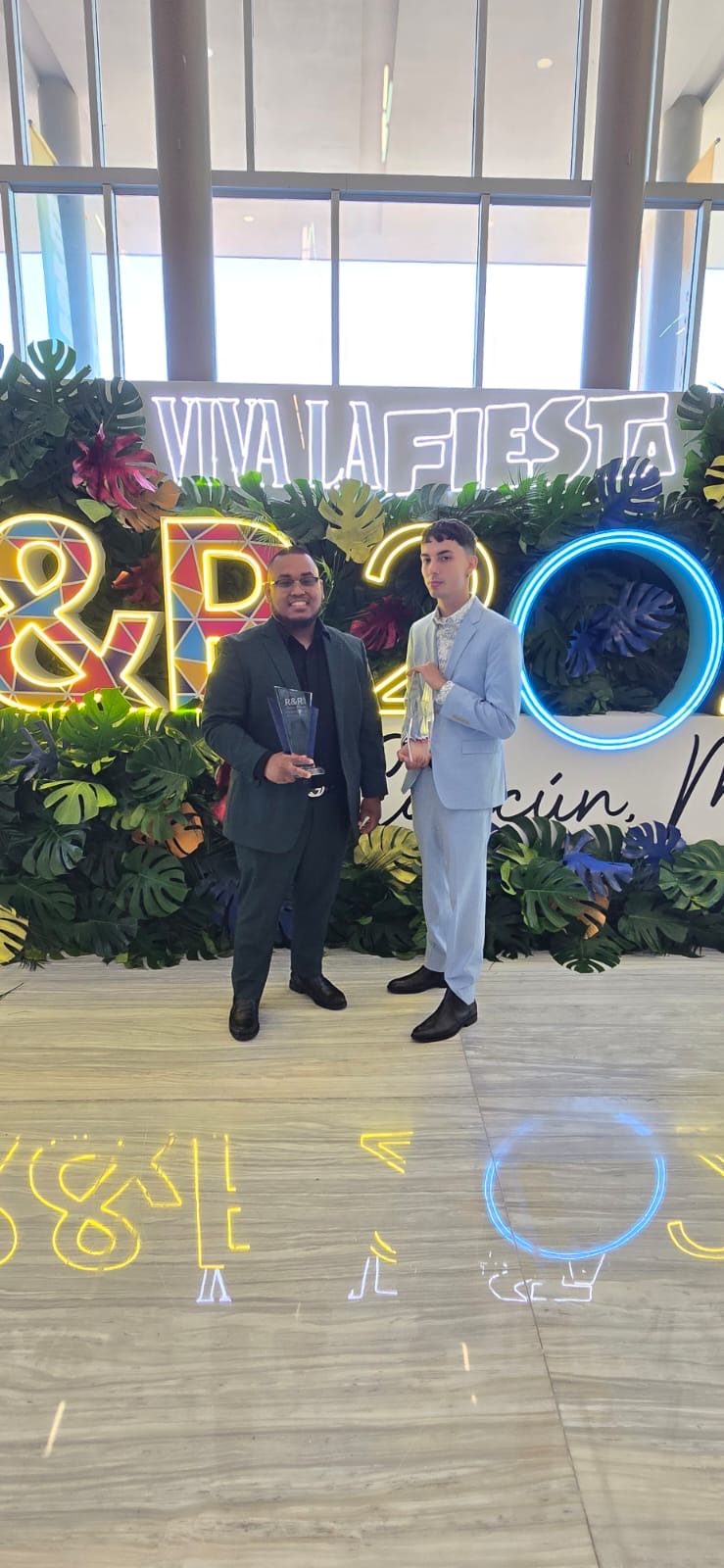 Roger Peak Jr. at the 2025 Smart Circle R&R Viva La Fiesta event in Cancún holding his Rookie Owner of the Year nomination award